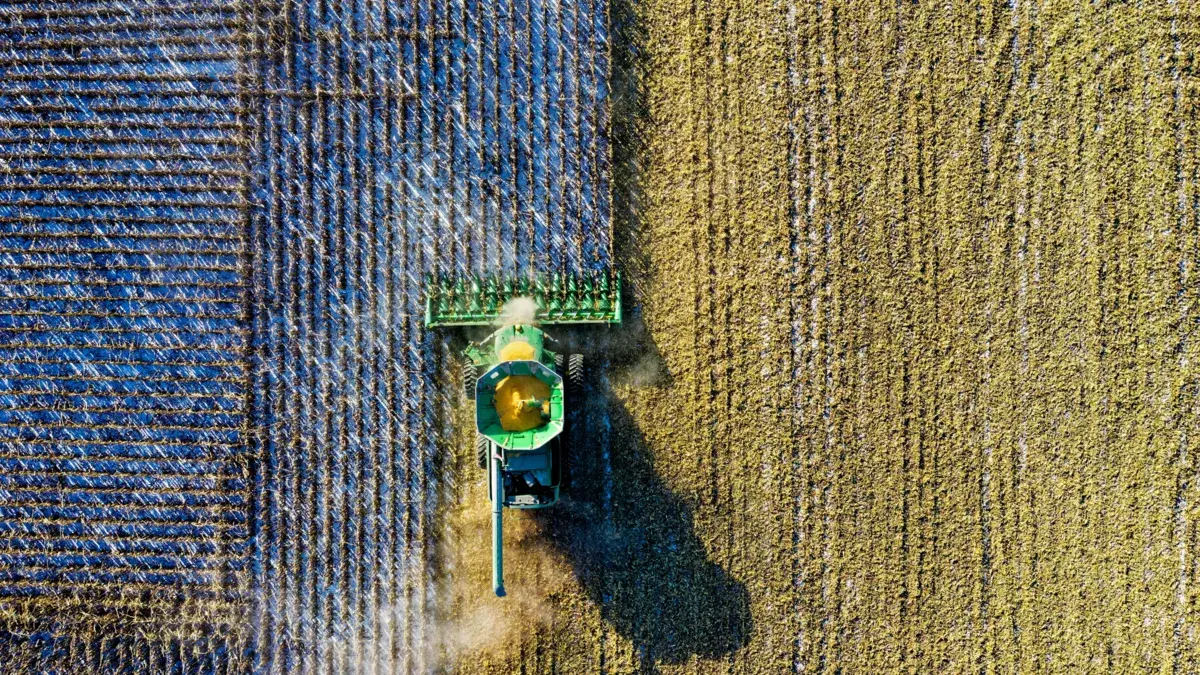 D.O.H. Fourage aan het werk op het land